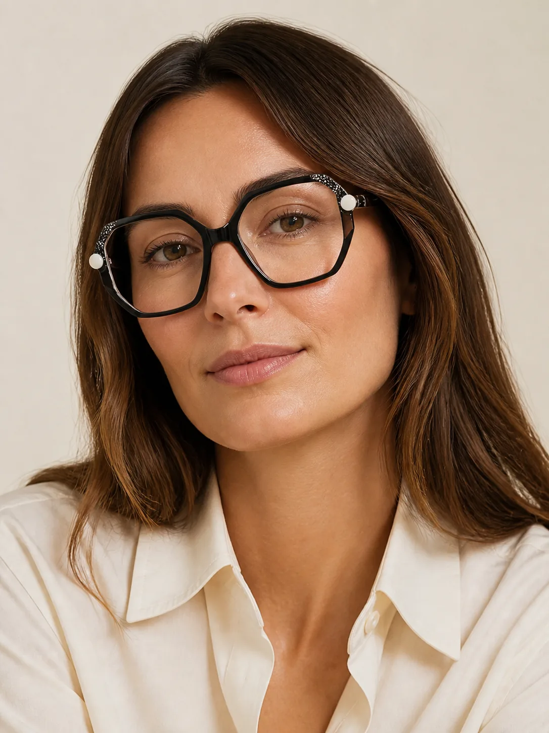 HE3120 montura óptica de acetato worn by a model