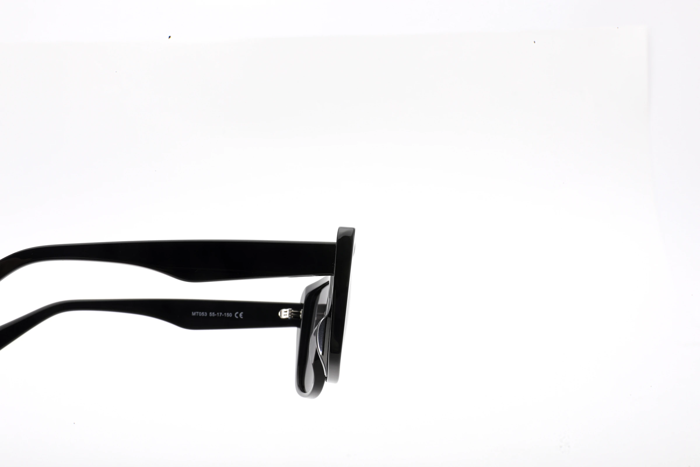 MT053 C2 C2 muestra fotografiada montura óptica de acetato